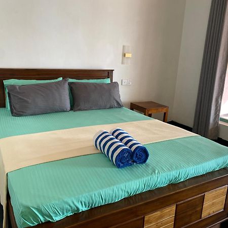 Hotel Sapphire Blue Hikkaduwa Esterno foto