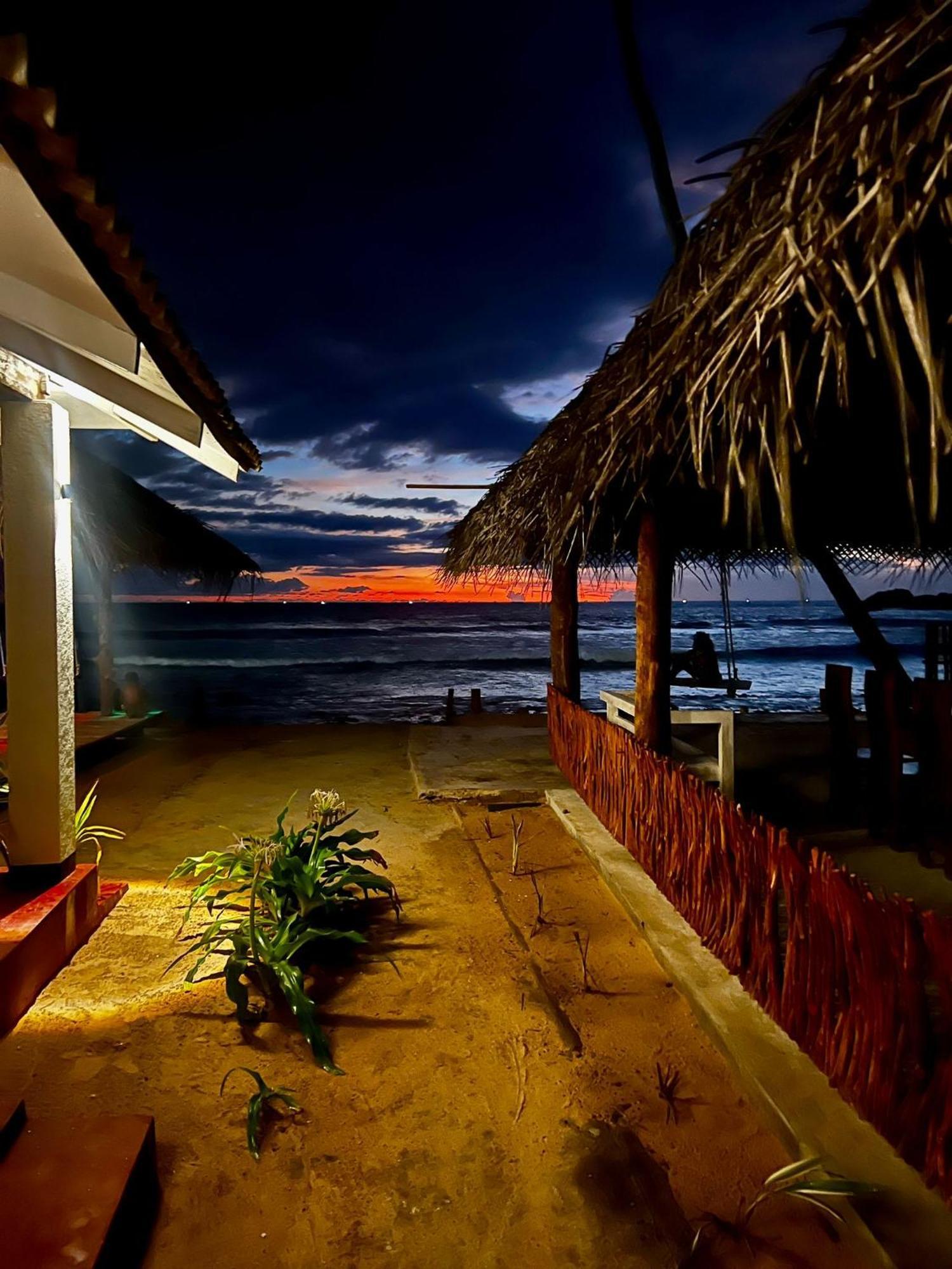 Hotel Sapphire Blue Hikkaduwa Esterno foto