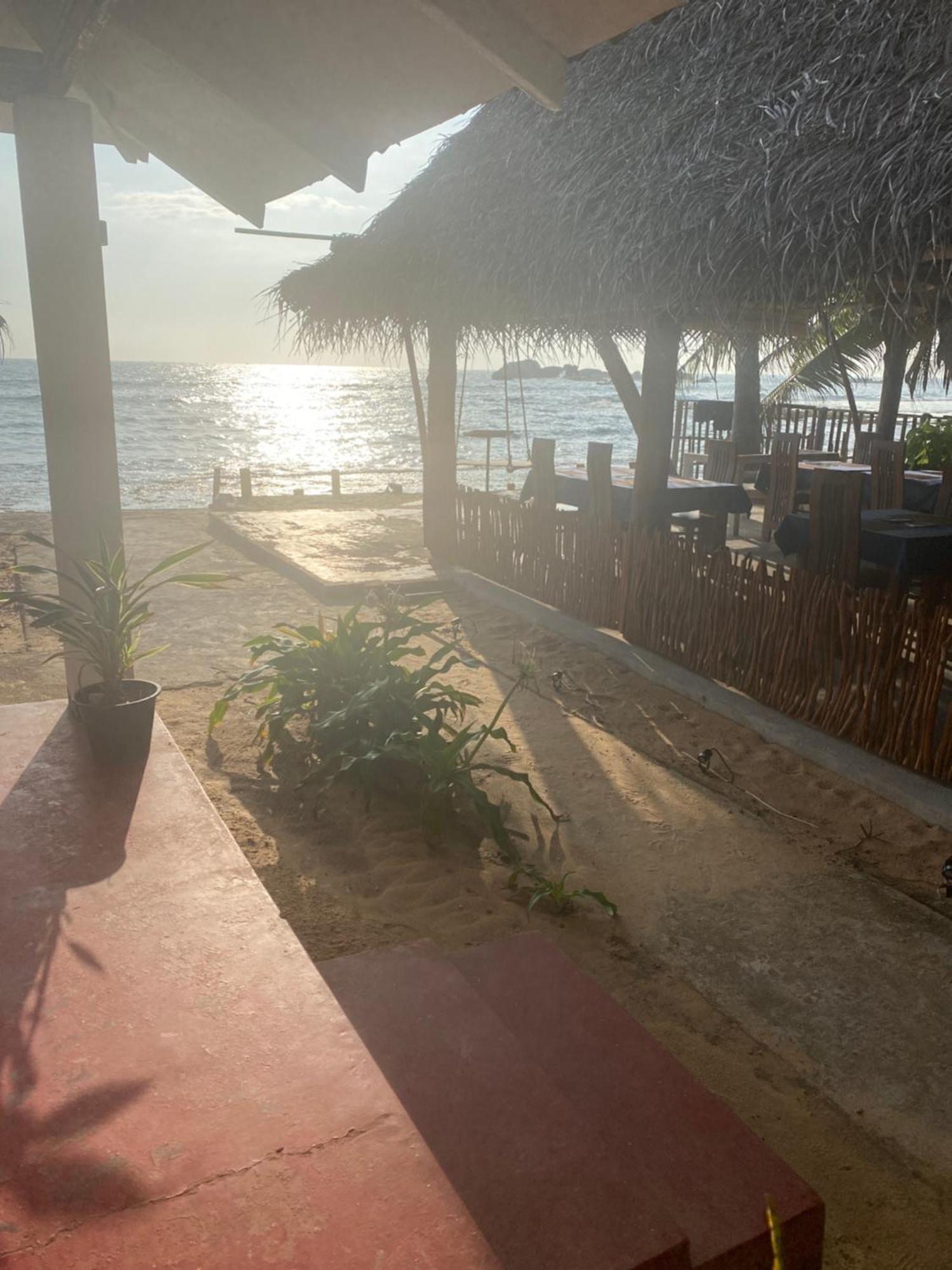 Hotel Sapphire Blue Hikkaduwa Esterno foto