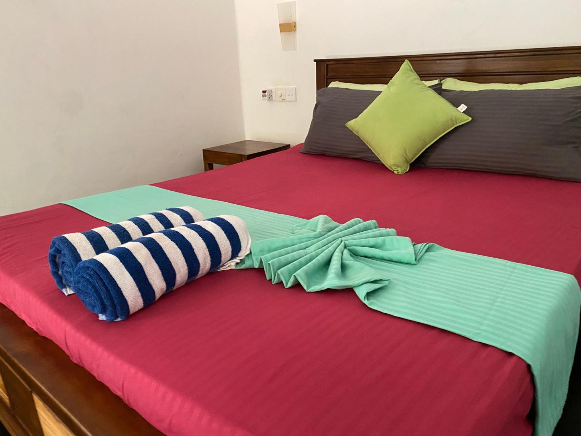 Hotel Sapphire Blue Hikkaduwa Esterno foto
