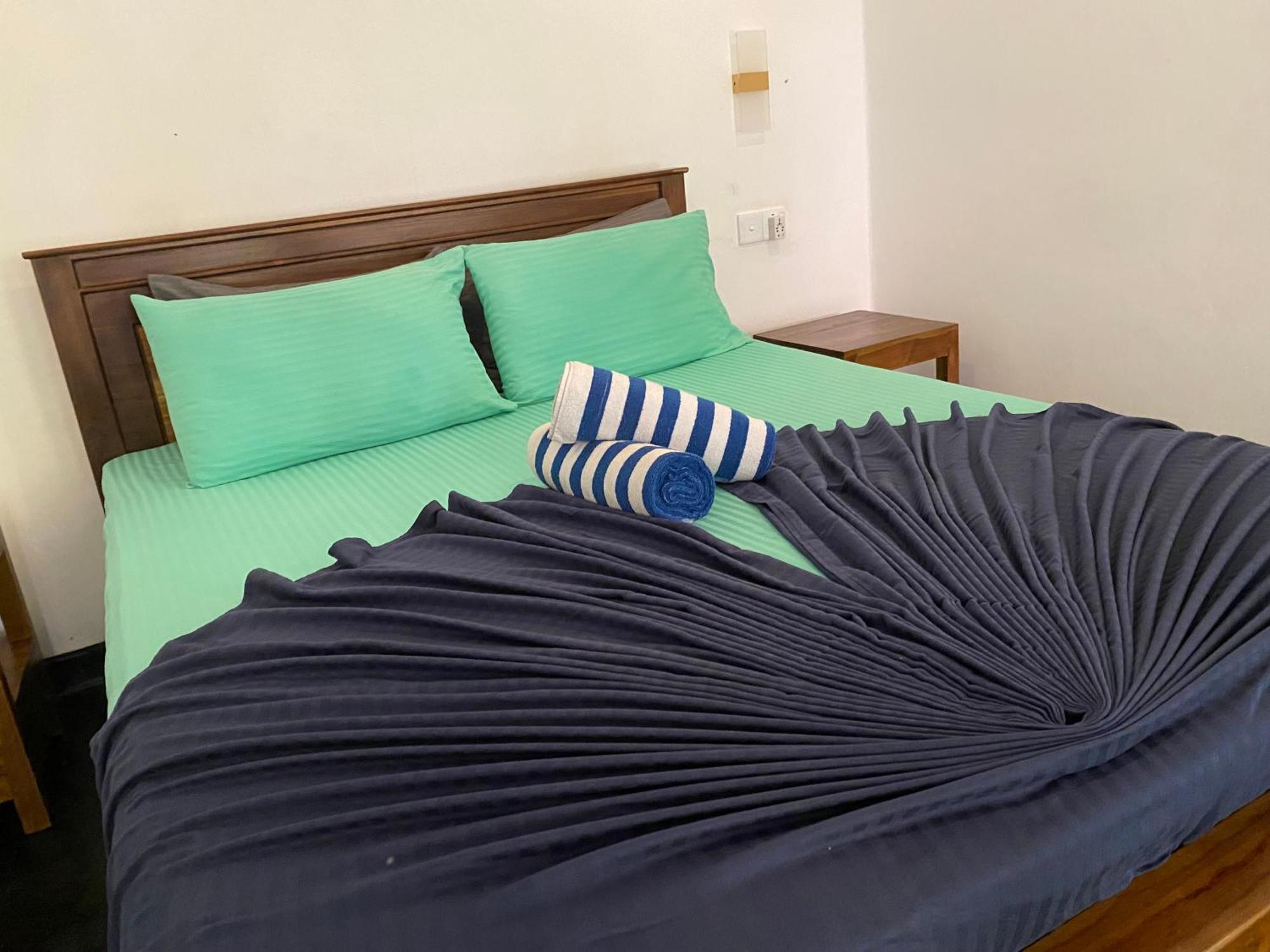 Hotel Sapphire Blue Hikkaduwa Esterno foto